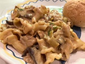 Creamy vegan mushroom stroganoff
